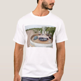 ブドウ園の赤ワイン Tシャツ
