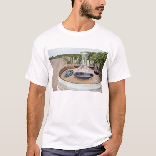 ブドウ園の赤ワイン Tシャツ (正面)