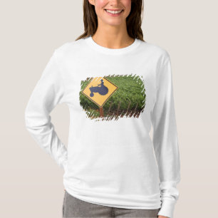 ブドウ園の黄色いトラクター進入標識 Tシャツ