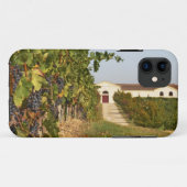 ブドウ園、小粒の赤ワイン用ブドウのつる、遠景のワイナリー Case-Mate iPhoneケース (裏面(横))