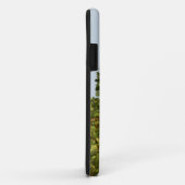 ブドウ園、小粒の赤ワイン用ブドウのつる、遠景のワイナリー Case-Mate iPhoneケース (裏面/右)