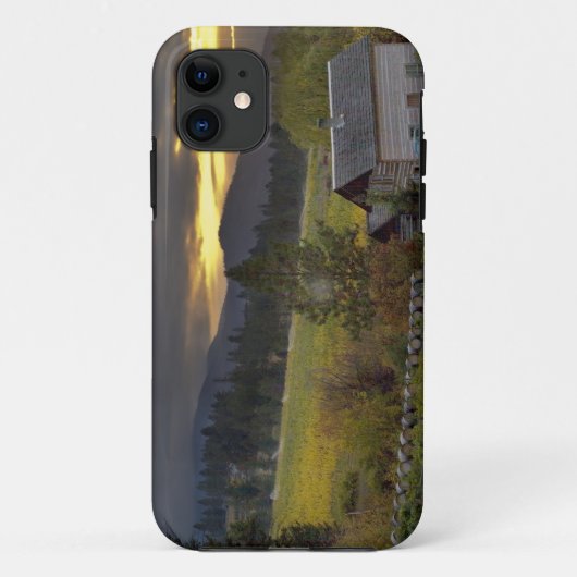 ブドウ畑と歴史的なログキャビンの上のサンセットスカイ Case-Mate iPhoneケース (裏面)