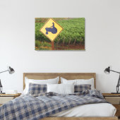ブドウ畑に黄色のトラクターが交差する標識 キャンバスプリント (インサイチュ (寝室))