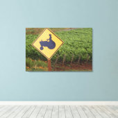 ブドウ畑に黄色のトラクターが交差する標識 キャンバスプリント (インサイチュ (ウッドフロア))