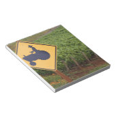 ブドウ畑に黄色のトラクターが交差する標識 ノートパッド (アングル)