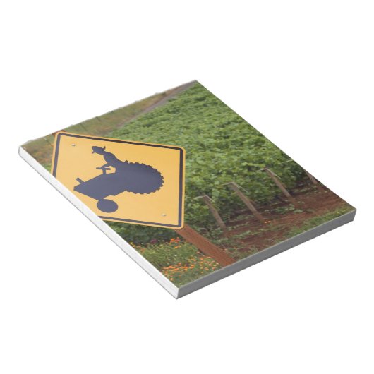 ブドウ畑に黄色のトラクターが交差する標識 ノートパッド (アングル)