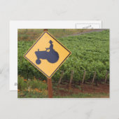 ブドウ畑に黄色のトラクターが交差する標識 ポストカード (正面/裏面)