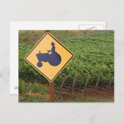 ブドウ畑に黄色のトラクターが交差する標識 ポストカード (正面/裏面)