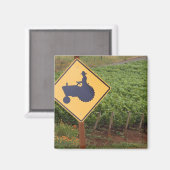 ブドウ畑に黄色のトラクターが交差する標識 マグネット (正面/裏面)