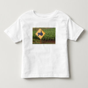 ブドウ畑の黄色いトラクター進入注意標識 トドラーTシャツ