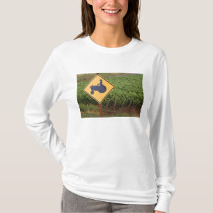 ブドウ畑の黄色いトラクター進入注意標識 Tシャツ