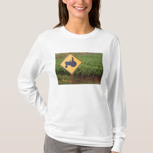 ブドウ畑の黄色いトラクター進入注意標識 Tシャツ (正面)