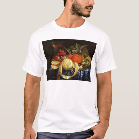 ブドウ、オレンジおよび皮をむかれたレモンの静物画 Tシャツ (正面)