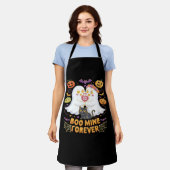 ブミンフォーエバーかわいい幽霊ブラックキャットラブハロー エプロン (着用した状態)