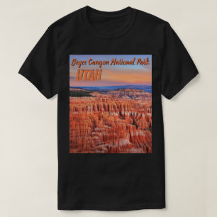 ブライス渓谷の国立公園の砂漠の日没の写真 Tシャツ