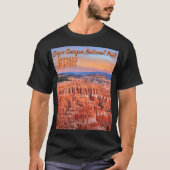 ブライス渓谷の国立公園の砂漠の日没の写真 Tシャツ (正面)