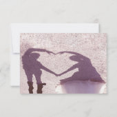 ブライダルカップルのシルエットハートの砂RSVP 招待状 (裏面)