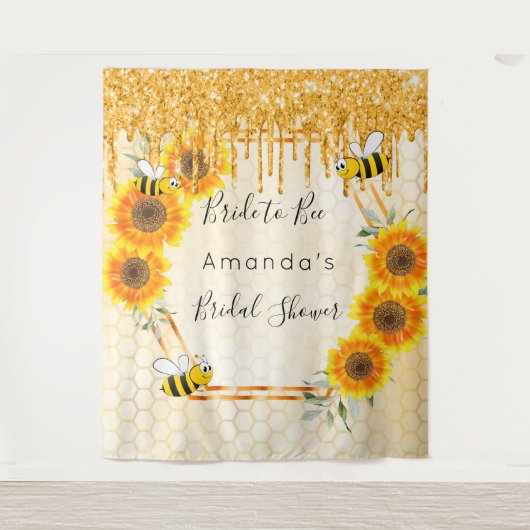ブライダルシャワーのために輝くひまわりと蜂の花嫁 タペストリー (正面)