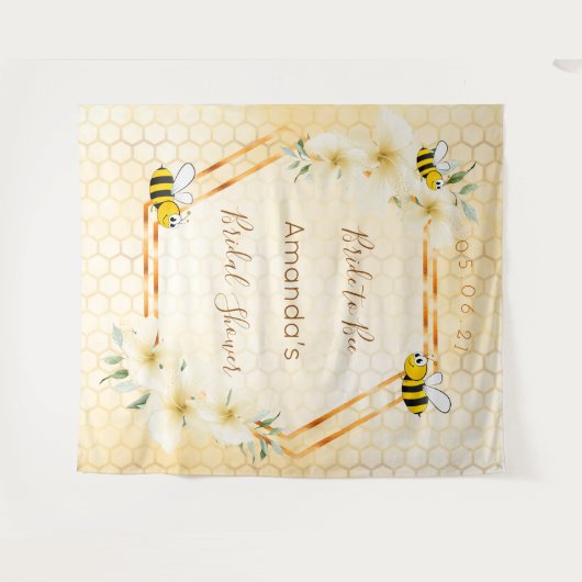 ブライダルシャワーのために飾られた、かわいいハニーハブの巣とミツバチ タペストリー (正面(横))