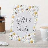 ブライダルシャワーのためのお花の贈り物とカード 台座サイン (インサイチュ)