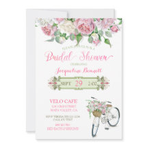 ブライダルシャワーのヴィンテージの自転車のバスケットのピンクのバラ