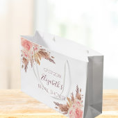 ブライダルシャワーの花飾り フラッシュピンクのパンパスグラスとローズ ラージペーパーバッグ