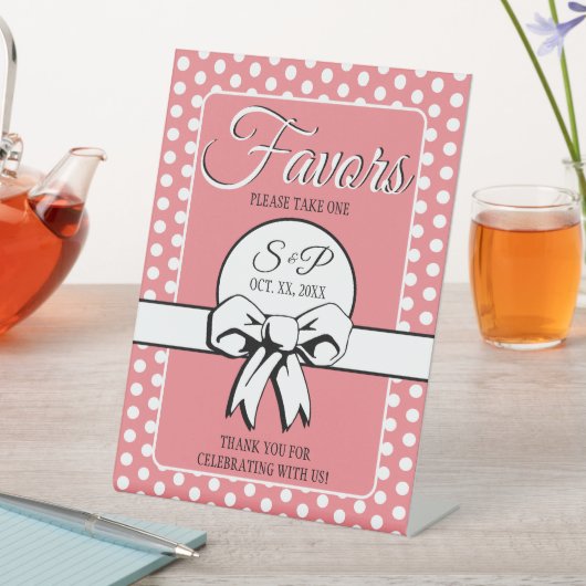 ブライダルシャワーピンクとホワイト水玉模様の弓の好意 台座サイン (インサイチュ)