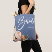 ブライダル ブラッシュ ピンク & ピーチ 偽物デニム フラワー トートバッグ (クローズアップ)