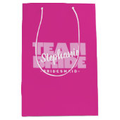 ブライデスメイドチームブライド結婚ピンク名前をカスタムする ミディアムペーパーバッグ (正面)