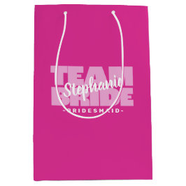ブライデスメイドチームブライド結婚ピンク名前をカスタムする ミディアムペーパーバッグ