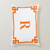 ブライトオレンジギリシャ鍵縁どモノグラム アクセントクッション (正面(垂直))