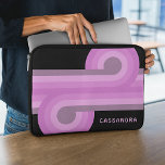 ブライトカスタムパステルピンクブラックレトロパターン ラップトップスリーブ<br><div class="desc">ノートもしPCを表示し保護てスタイルを表示できるラップトップスリーブを探している場合は、このカスタマイズ可能なラップトップスリーブをチェックアウトする必要がある場合がある。黒い背景に美しいコンテンポラリー暗い明るい、中、明るいピンク、パステルバイオレット色の幾何学的な円と線のパターンを備えたスリーブ。デザインインスパイアは幾何モダン形の芸術的美学とファンキーか、ヒップスターのツイスト。この最高のラップトップスリーブは自分の名前、モノグラム、または好きなイニシャルでパーソナライズできる部分である。それは柔ら高品質く、耐久性があり、耐水性のネオプレン材料で作られている。ラップトップスリーブはまた、ジッパークロージャ、パッド付きインテリア、および黒を有し縁どている。このラップトップスリーブは10インチ、13インチ、および15インチノートパソコンで利用可能なので、デバイスに最適なフィット感を見つけることができます。それは芸術を愛し、彼らのラップトップの付属品にいくつかのエレガンスしゃれているを追加したいと思う誰にでも最適である。お客様が作業、学習、旅行を行っているかどうかにかかわらず、このラップトップスリーブはノートパソコンをより安全にし、お客様との簡単を高め運ることができる。</div>