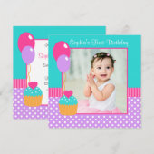 ブライトカップケーキ水玉模様ガール1歳の誕生日写真 招待状 (正面/裏面)