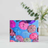 ブライトカラフル傘のアートインスタレーション ポストカード (スタンド正面)