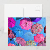 ブライトカラフル傘のアートインスタレーション ポストカード (正面/裏面)