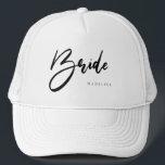 ブライトシックブラックタイポグラフィパーソナライズされたホワイト キャップ<br><div class="desc">このシックな花嫁シャンパントラッカーハットで花嫁スタイルであなたの活動に行く。この帽子は、シャンパン、ピンクと白、およびより多くの色で利用可能である。</div>