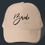 ブライトシックブラックタイポグラフィ パーソナライズされた キャップ<br><div class="desc">このシックな花嫁シャンパントラッカーハットで花嫁スタイルであなたの活動に行く。この帽子はピンクと白およびより多くの色で利用可能である。素晴らしバチェロレッテ活動</div>