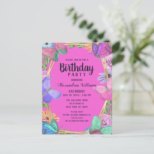 ブライトピンクパープルフローラバタフライ誕生日 インビテーションポストカード (スタンド正面)