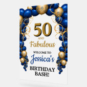 ブライトブルーとフラット金ゴールド誕生日パーティー アクリルサイン (傾斜)