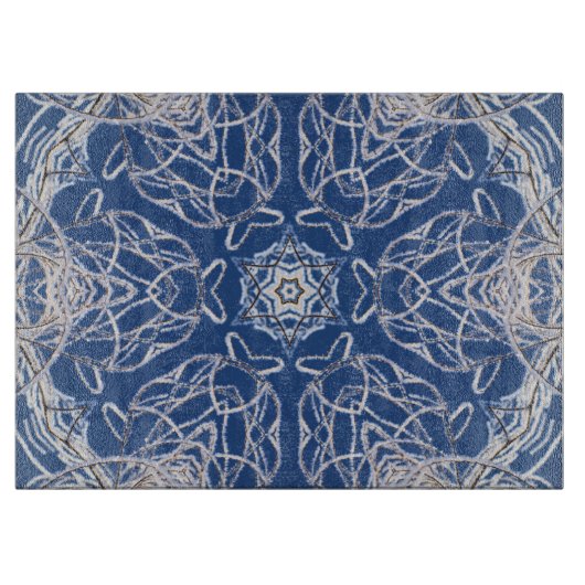 ブライトブルーホワイトスノーアンドスター万華鏡のように千変万化するパターン カッティングボード (正面)