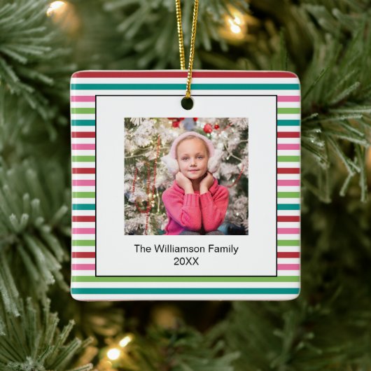 ブライトホリデークリスマスストライプ写真テンプレート セラミックオーナメント (ツリー)