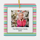 ブライトホリデークリスマスストライプ写真テンプレート セラミックオーナメント (正面)