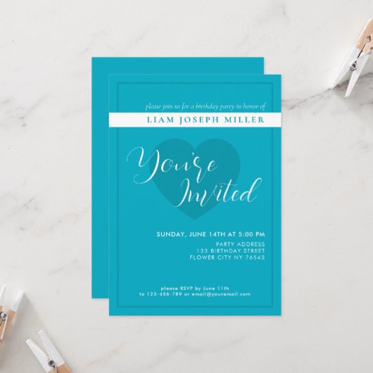 ブライトリッチスカイブルースクリプト誕生日招待状 招待状 (正面/裏面インサイチュ)