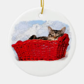 ブライトレッドバスケットバックの眠カスタムる子猫 セラミックオーナメント (正面)