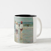 ブライトンビーチの夏の日(by E.H. Potthast) ツートーンマグカップ (正面右)
