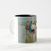 ブライトンビーチの夏の日(by E.H. Potthast) ツートーンマグカップ (正面左)