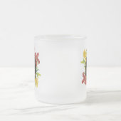 ブライト鮮やか春の花リース誕生日 フロストグラスマグカップ (中央)