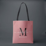 ブライドメイドギフト白黒モノグラムダスティーバラ<br><div class="desc">このBridesmaidトートバッグは、ほこりっぽいバラの背景にスワッシュと手書きの白と黒のスクリプトタイポグラフィモノグラムを特徴とする。あなたの花嫁のアイテム運のトートを提示し結婚て、伝統的にリハーサルのディナーまたは前に提示。</div>