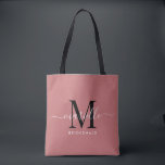 ブライドメイドギフト白黒モノグラムダスティーバラ トートバッグ<br><div class="desc">このBridesmaidトートバッグは、ほこりっぽいバラの背景にスワッシュと手書きの白と黒のスクリプトタイポグラフィモノグラムを特徴とする。あなたの花嫁のアイテム運のトートを提示し結婚て、伝統的にリハーサルのディナーまたは前に提示。</div>