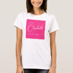 ブライドメイド名スクリプトバチェロレッテ女性 Tシャツ<br><div class="desc">カスタム文字をここに追加アパレルテンプレートフロントデザインプリント女性のピンクの白いバチェロレッテ花嫁メイドのスクリプト名基本Tシャツ。</div>